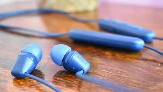 海尔|索尼WI-C100颈挂式无线耳机评测：价格仅199元，听起来不错