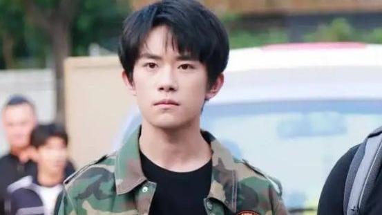 易烊千玺|易烊千玺顺利毕业，打扮低调参加论文答辩，本科生涯获老师夸赞