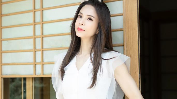 半身裙|李若彤晒夏装，白色短袖配百褶半身裙，简单时尚清新优雅很减龄