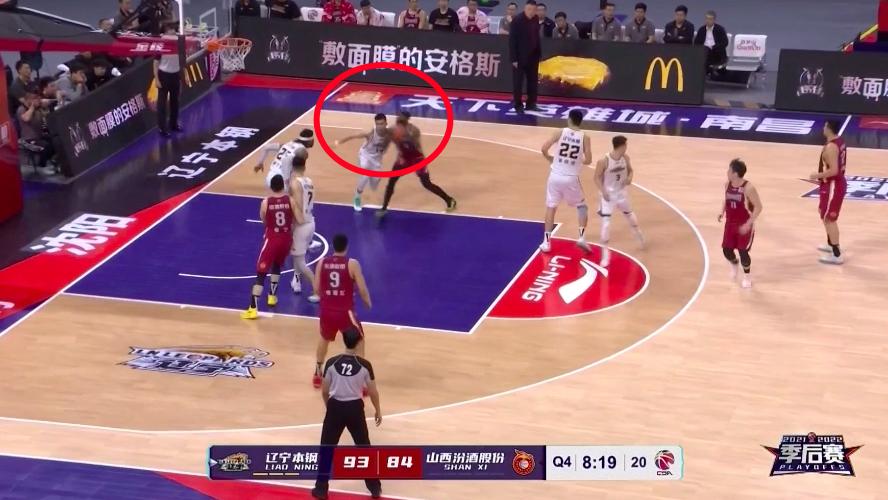 郭艾伦|季后赛火爆冲突，辽宁弃将打郭艾伦头部爆美国国骂，郭少却被重罚