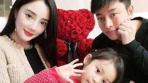 贾云馨|李小璐和甜馨拍视频，甜馨化浓妆涂红唇成熟不少，贾乃亮也拍了同款