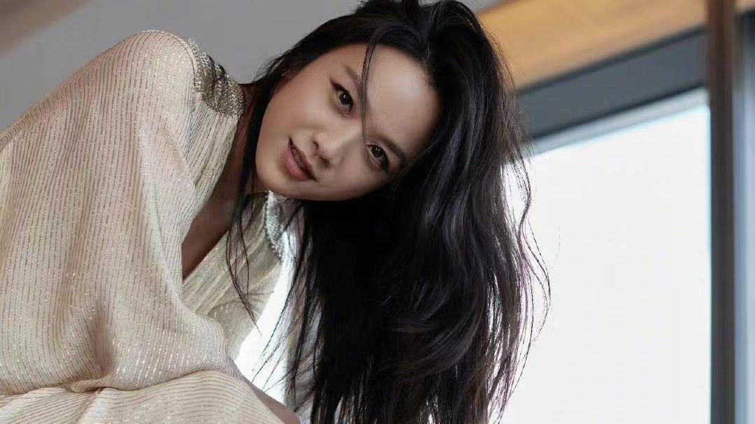 汤唯|汤唯回国复出大爆火！双杀回归独享超大排场，穿一身黑登顶级大刊