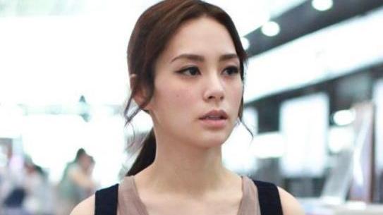 晒晒阿娇现实中的家，香港不愧是寸土寸金，连墙面都做满了收纳柜