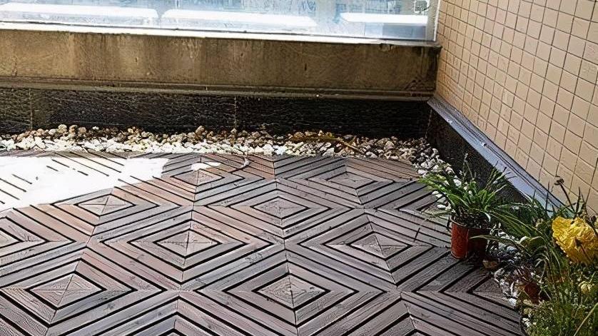 越来越多人阳台不铺瓷砖了，现在流行这样装，看完想拆掉重装