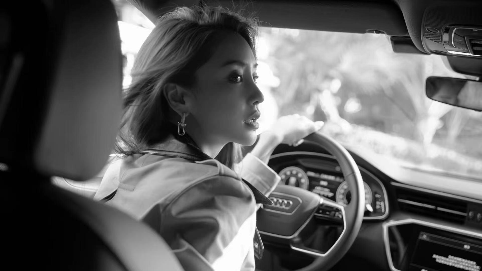 Angelababy车内大片