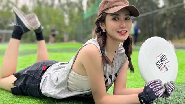 美娜|美女主播美娜晒照，直言怀念可以运动的日子，酒窝迷人但身材一般