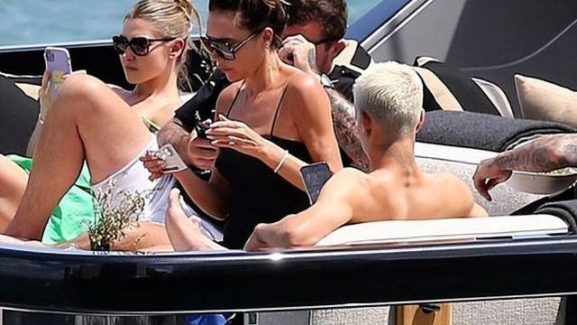 哈珀·贝克汉姆|贝克汉姆一家游艇度假 罗密欧和女友米娅好配 小七继续放飞
