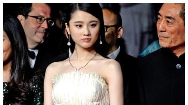 张艺谋|21岁被张艺谋挖掘，为何一炮而红后逐渐被抛弃，相隔五年没有戏可拍！