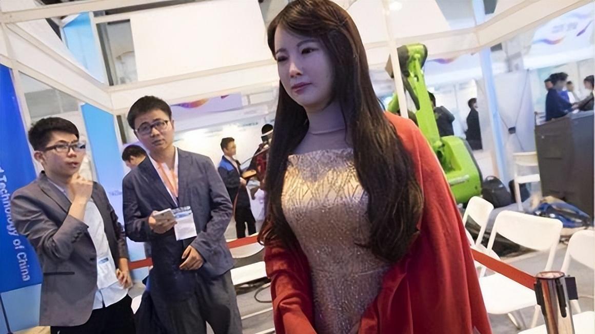 抖音|中国第一个美女机器人问世，和真人实在太像，而且还会多种动作