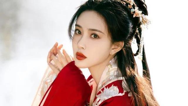 郭德纲|“雷纯”孟子义发古装红衣写真！雪肤玉貌美得让人窒息