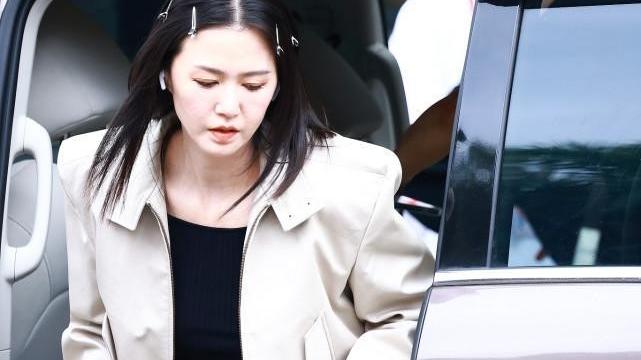 口红 谭维维素颜状态好真实，穿白T涂个口红就出门，气色还挺好的
