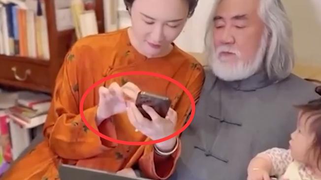 张纪中|张纪中要老婆买便宜衣服：家里有仨孩子要养活嘞！不拍戏该带货了