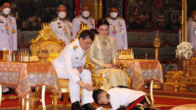 诗妮娜|苏提达以正妻自居，独自陪伴老公为玉佛换装，85后诗妮娜又没出镜