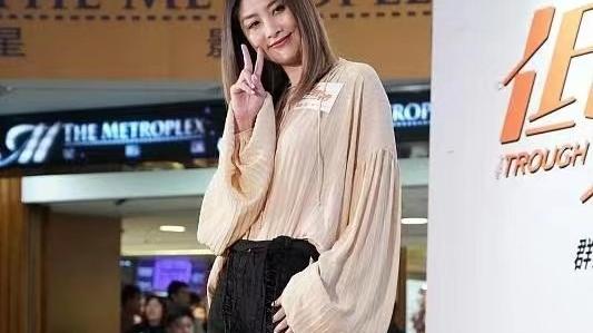 穿衣搭配|陈慧琳开心比耶显少女，长腰身形需谨慎，不小心显腿短