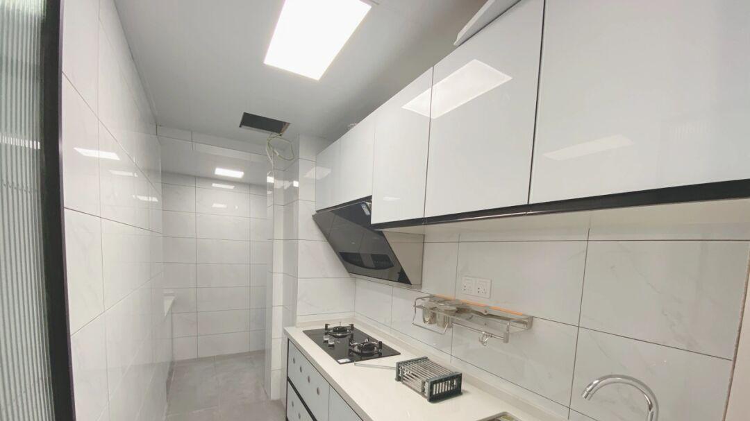 60平小家，坚持“穷”装修不做吊顶，浴室柜独立分开很实用！