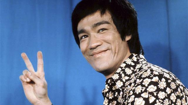 李小龙|李小龙作为世界功夫巨星，为什么现在越来越多的人开始质疑他？