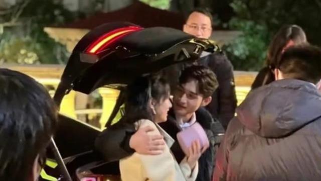 吴倩|《追光者》发布海报，罗云熙搭档吴倩，网友：梦回《何以笙箫默》