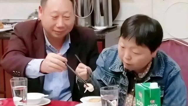 许敏|老杜获粉丝赠送衣服，母女同框似姐妹，网友：真有脸收