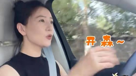 高圆圆|高圆圆亲自驾63万车出游，穿无袖紧身衣身材丰腴，淡妆出镜显知性