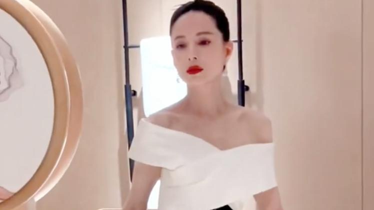 李若彤|55岁李若彤穿包臀抹胸连衣裙被曝光！露精致锁骨，网友：不老女神