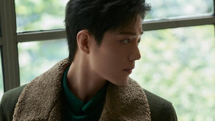 肖战|肖战把自己活成金字招牌！高奢品牌真诚续约！成影视剧卖点！