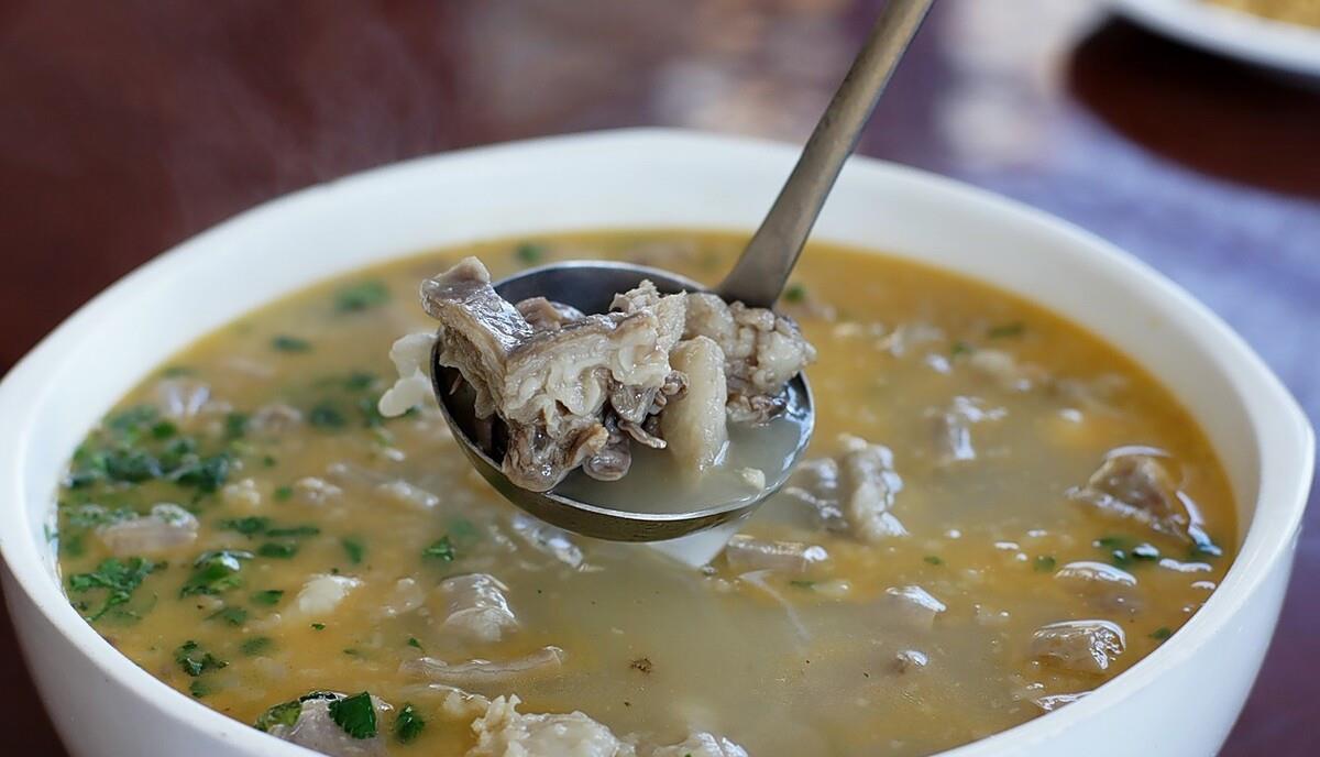 大连|大连这家排名第一的羊肉汤，用大茶缸子盛汤，饭点人多得像赶大集