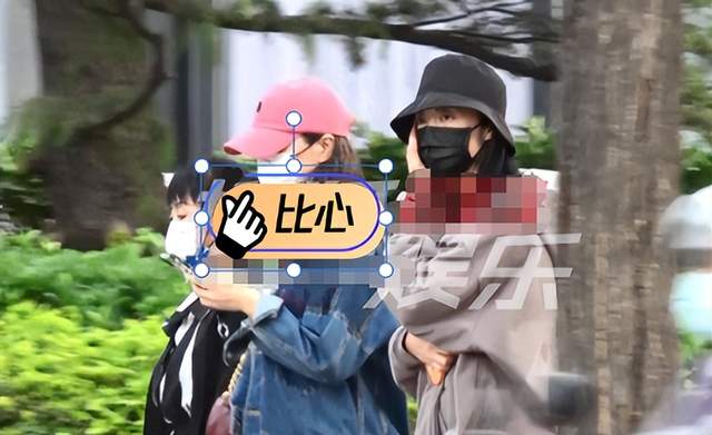 姚晨|42岁姚晨去私立医院就诊，穿紧身裤肚子突出，助理帮她穿衣显匆忙