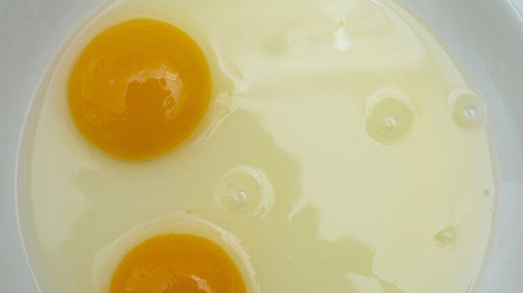 鸡蛋|人造鸡蛋已经“泛滥”，而且成本只要1角钱？吃了真的会致癌吗？