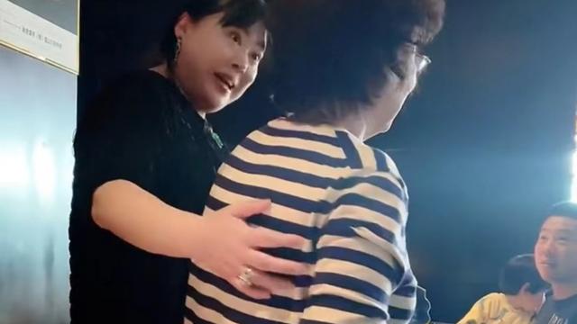 李菁菁|李菁菁外出吃饭被偶遇，与路人搂抱合照态度亲切，胸前大玉坠抢眼