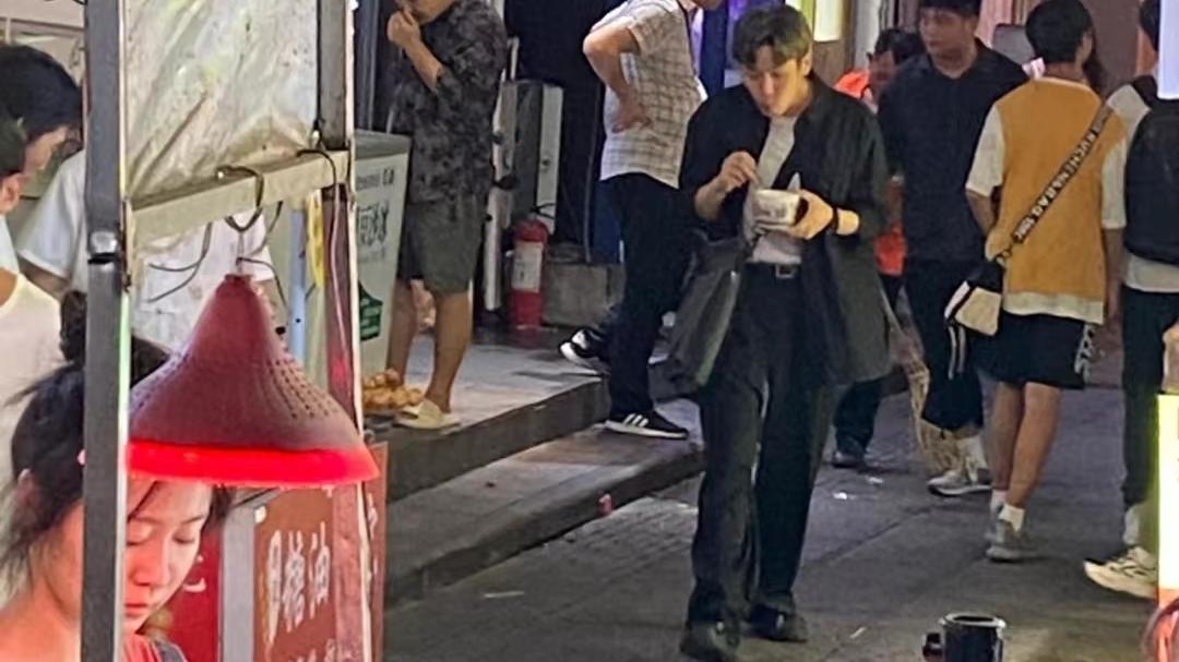 张若昀|张若昀被曝拍戏封路，拉警戒线把巷子堵死，居民险无法回家怒发声