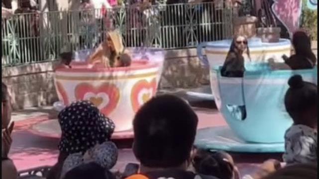 金·卡戴珊|金·卡戴珊姐妹带娃在迪士尼插队霸座，引发众怒，跟戴妃差距大