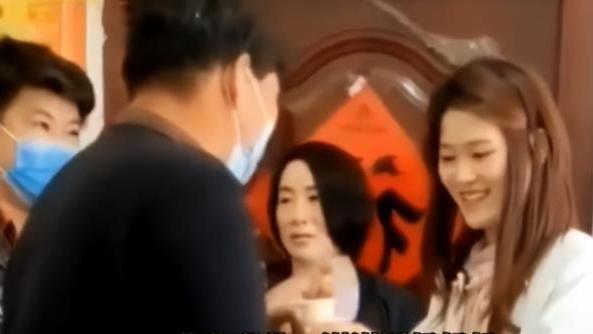 吴奇隆|大衣哥儿子订婚满脸笑容，新儿媳当众甩脸子，网友：下一个陈亚男