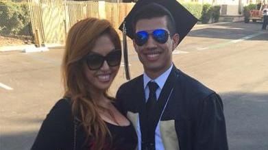 迪士尼|瓦妮莎与男私教同游迪士尼，搂着脖子合影，40岁仍如少女