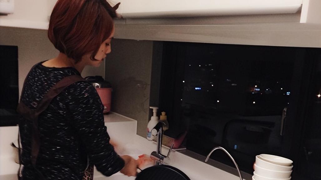 杨丞琳|走进杨丞琳住的豪宅，满屋都是“白色”背景，难怪李荣浩喜欢她！