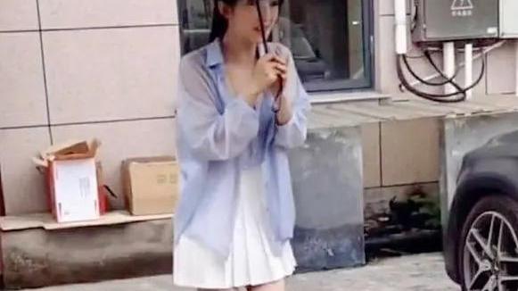 张含韵|《萌探探案2》开机，对代拍说“不”，张含韵苦苦哀求：别蹲下拍