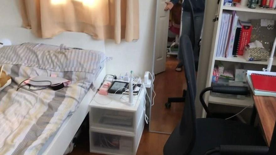 香港4位姑娘合租35㎡蜗居，卧室仅有5㎡，客厅也改成了卧室