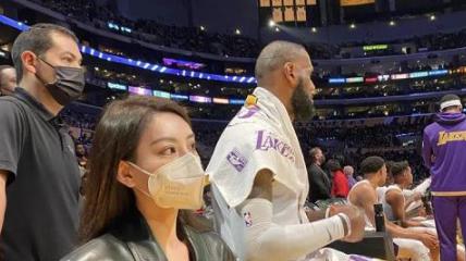 侃爷|华人白富美主动合影侃爷，曾做在詹姆斯旁边，堪称NBA前排风景