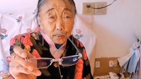 85岁马玉琴学化妆，显摆丈夫给买的眼镜，网友：19.9两副还包邮
