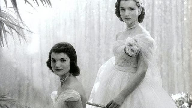 杰奎琳|1947年，18岁杰奎琳在社交舞会大出风头，3年后妹妹参加比她更美