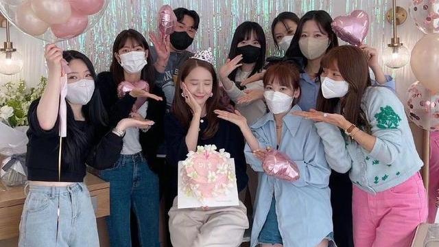 少女时代|少女时代允儿，戴着最近很火的全套儿童首饰，展示可爱的公主形象