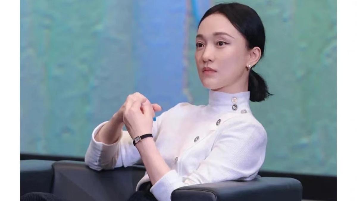 周迅|周迅亮相电影论坛造型封神！罕见变“大女人”，穿小香风坐姿好霸气