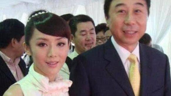 冯巩|冯巩娇妻照片被曝，明明是夫妻却像是父女？网友：难怪隐藏39年