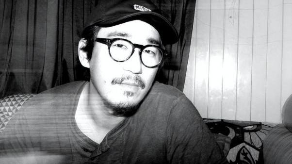 张国立|张国立儿子精神疑出问题，田野焚烧凳子，握手枪青筋暴起