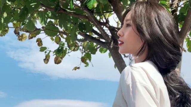 刘诗诗|刘诗诗春日户外写真出炉！朴素装扮好清纯，微露侧颜尽显女神风范