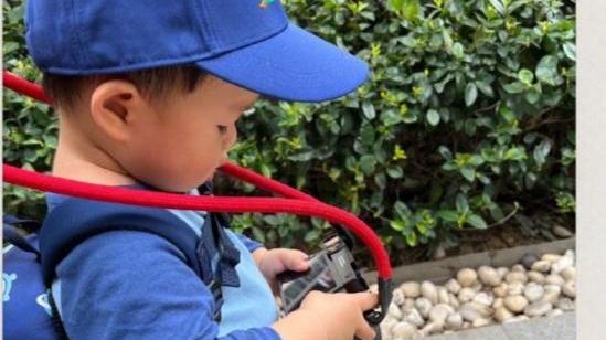 朱丹|朱丹带儿子外出晒其侧脸，一岁弟弟背着背包，跨着相机似小摄影师