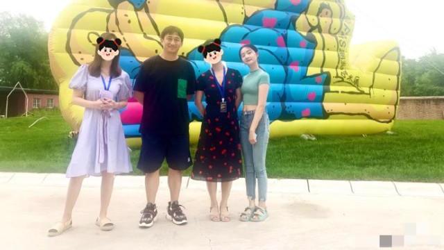 黄磊|黄磊携爱女看展，16岁多多身高直追爸爸，罕穿露脐装自信美丽十足