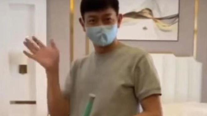 刘德华|60岁刘德华赤脚在家拖地，豪宅曝光笑开怀