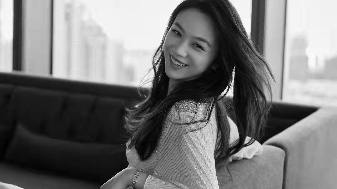 汤唯|42岁汤唯罕见高调一回！穿深v西装秀美腿变身霸气女王，身材超辣