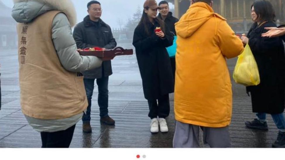 Angelababy|离开黄晓明后事业不济？Baby现身寺院祈求事业，获众人服侍排场超大