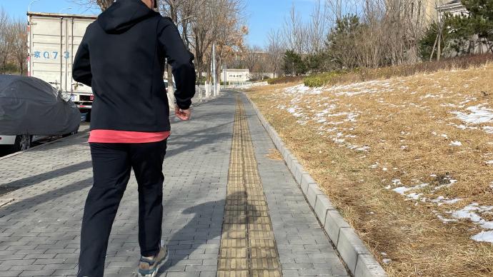 岳云鹏|岳云鹏带两个女儿玩水上滑梯，大女儿麓一淡定，小岳岳吓出表情包